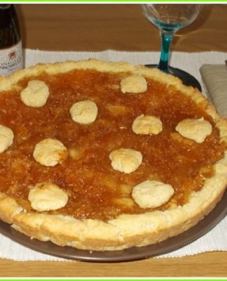 Apple tarte with amaretto biscuits plate
